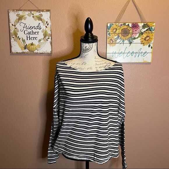 Urban Outfitters sweater  - Picture 1 of 5
